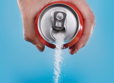 tay cầm soda có thể đổ vào ẩn dụ về hàm lượng đường